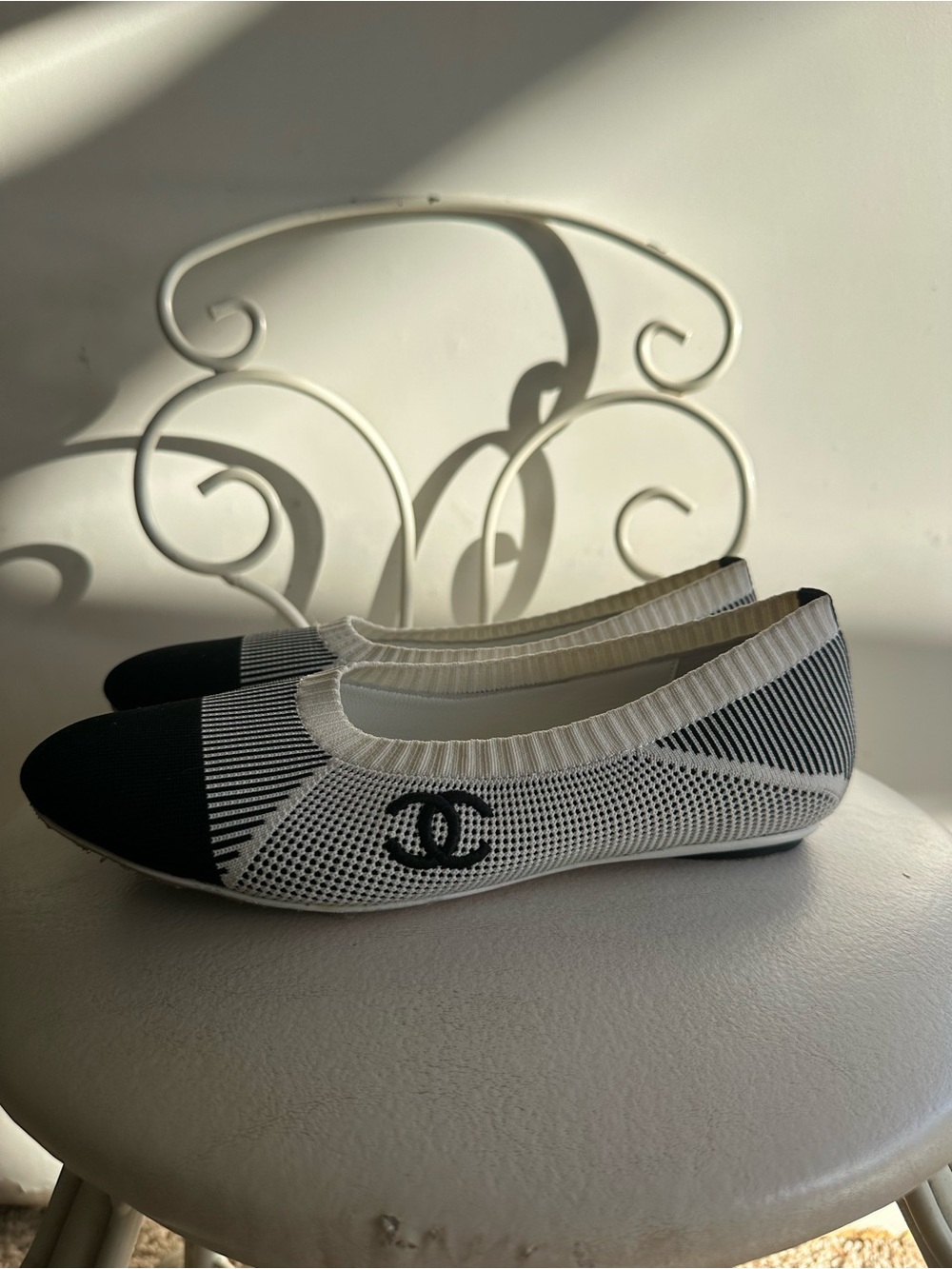 CHANEL Black and Cream Knit Ballet Flats with CC Logo - Picture 3 of 12